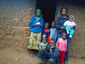 Stanley-with-grandma,-Mary-&-siblings